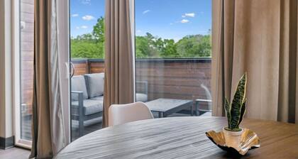 Stunning 4 Bedroom/ 4.5 Bath Home w/Rooftop Deck!