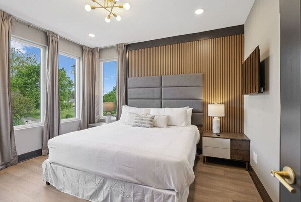 4 bedrooms, desk, WiFi