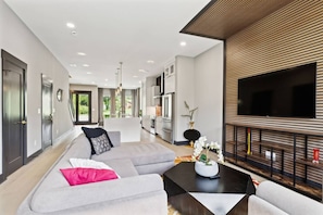 TV - Stunning 4 Bedroom/ 4.5 Bath Home w/Rooftop Deck! (Nashville)