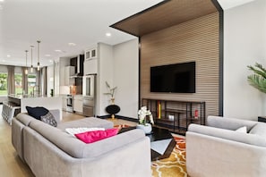 TV - Stunning 4 Bedroom/ 4.5 Bath Home w/Rooftop Deck! (Nashville)