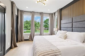 4 bedrooms, desk, WiFi - Stunning 4 Bedroom/ 4.5 Bath Home w/Rooftop Deck! (Nashville)