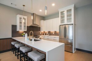 Een koelkast, een microgolfoven, een oven, een kookplaat