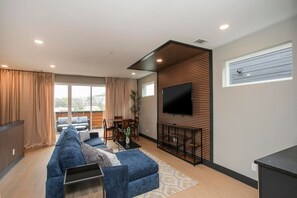 TV - East Nash Luxury Escape w/Rooftop Deck-Sleeps 12! (Nashville)