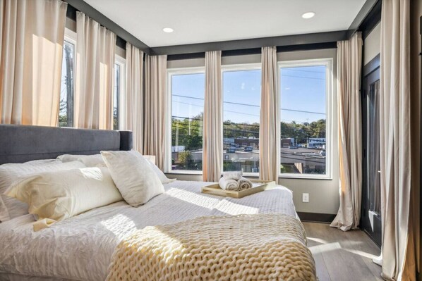 4 bedrooms, iron/ironing board, WiFi, bed sheets