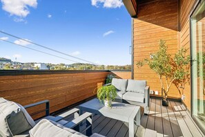 Terrace/patio - East Nash Luxury Escape w/Rooftop Deck-Sleeps 12! (Nashville)