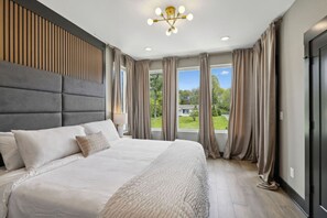 4 bedrooms, desk, WiFi