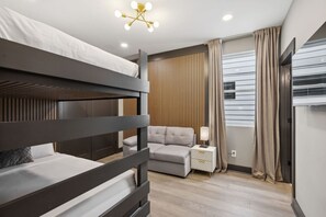 4 bedrooms, desk, WiFi