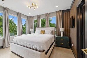 4 bedrooms, desk, WiFi