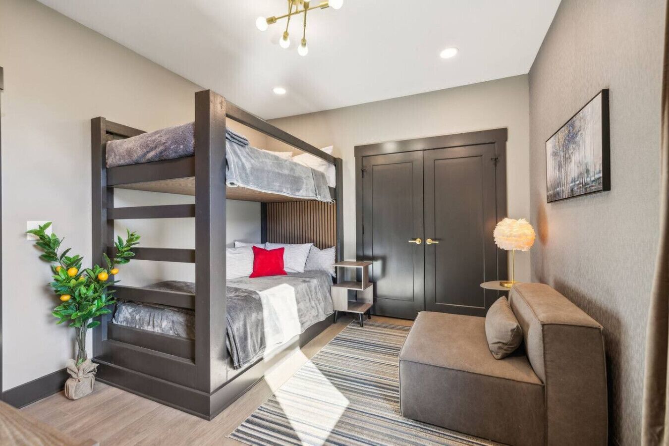 4 bedrooms, desk, WiFi