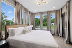 4 bedrooms, desk, WiFi