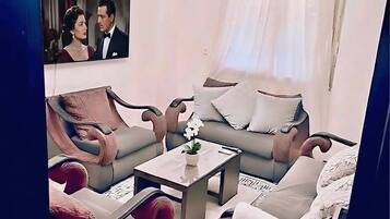 Apartment, 2 Bedrooms, Accessible, Smoking | Living room