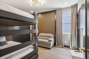 4 bedrooms, desk, WiFi