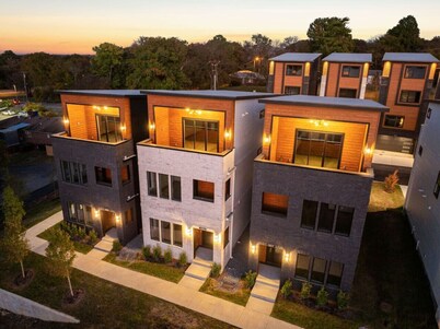 East Nash Luxury Escape w/Rooftop Deck-Sleeps 12!