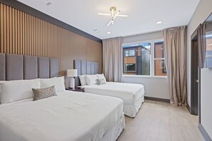 4 bedrooms, desk, WiFi