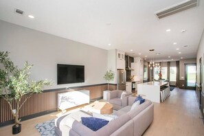 TV - Stunning 4 Bedroom/ 4.5 Bath Home w/Rooftop Deck! (Nashville)