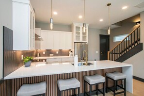 Réfrigérateur, four à micro-ondes, un four, surface de cuisson