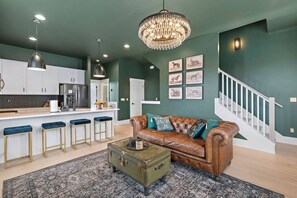 TV, books - 3 Story w/ Rooftop + Game Room (Nashville)