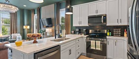 Refrigerador, microondas, horno, placa de cocina