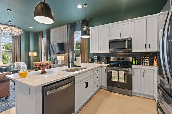 Réfrigérateur, four à micro-ondes, un four, surface de cuisson