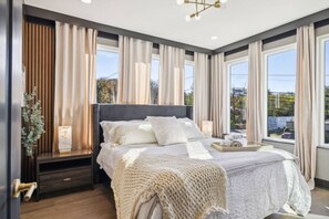 8 bedrooms, desk, WiFi