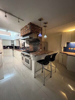 Microwave, oven, stovetop, dishwasher - Spacious Miami House (Miami)