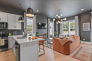 Réfrigérateur, four à micro-ondes, un four, surface de cuisson