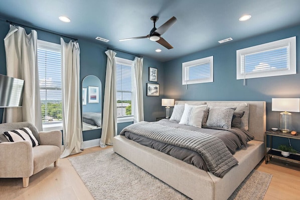 4 bedrooms, desk, iron/ironing board, WiFi