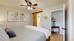 2 habitaciones, escritorio y tabla de planchar con plancha 