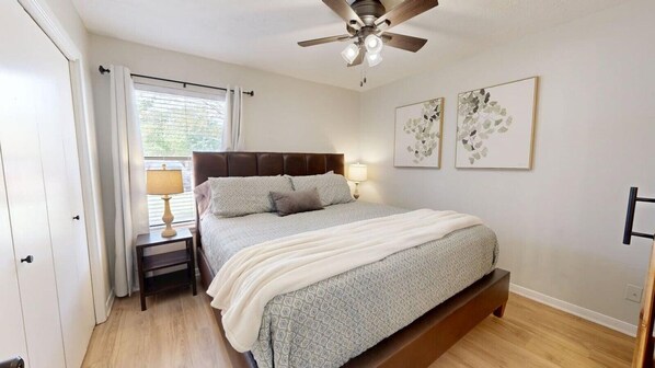 2 makuuhuonetta, työpöytä, silitysrauta/-lauta, vauvan matkasänky