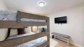 2 makuuhuonetta, työpöytä, silitysrauta/-lauta, vauvan matkasänky