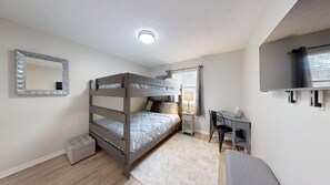 2 chambres, bureau, fer et planche à repasser, lit de bébé portatif