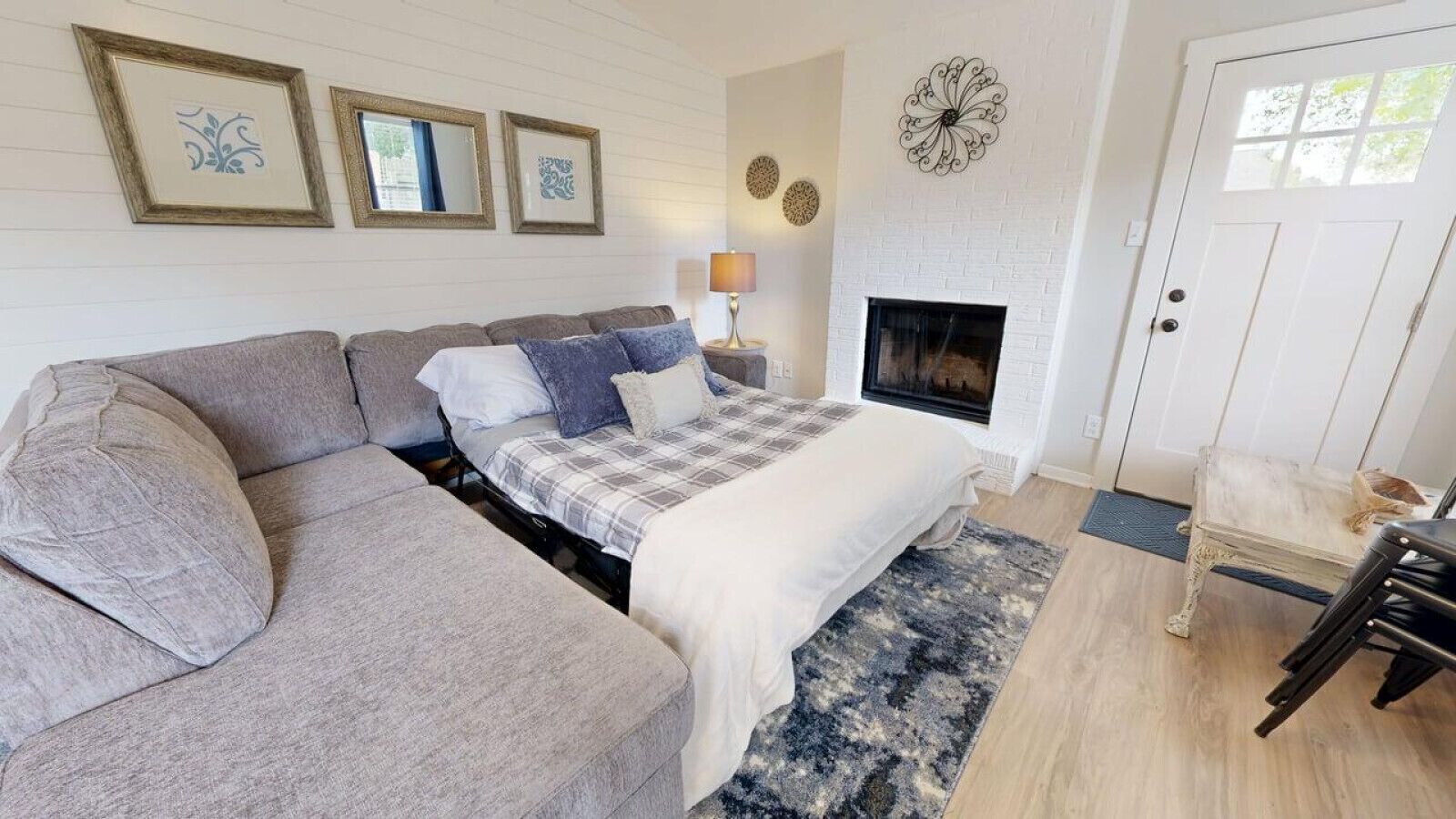 2 makuuhuonetta, työpöytä, silitysrauta/-lauta, vauvan matkasänky