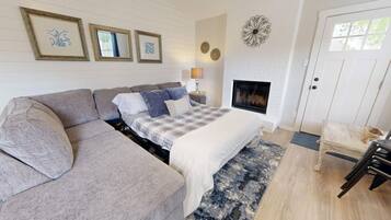 2 makuuhuonetta, työpöytä, silitysrauta/-lauta, vauvan matkasänky