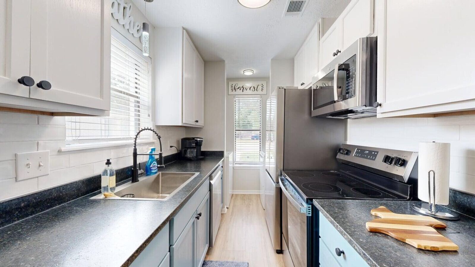 Jääkaappi, mikroaaltouuni, uuni, liesi