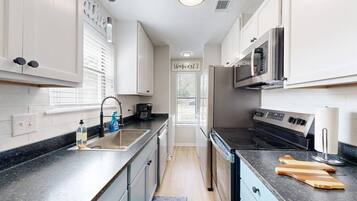 Jääkaappi, mikroaaltouuni, uuni, liesi