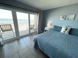 2 habitaciones, escritorio y tabla de planchar con plancha 