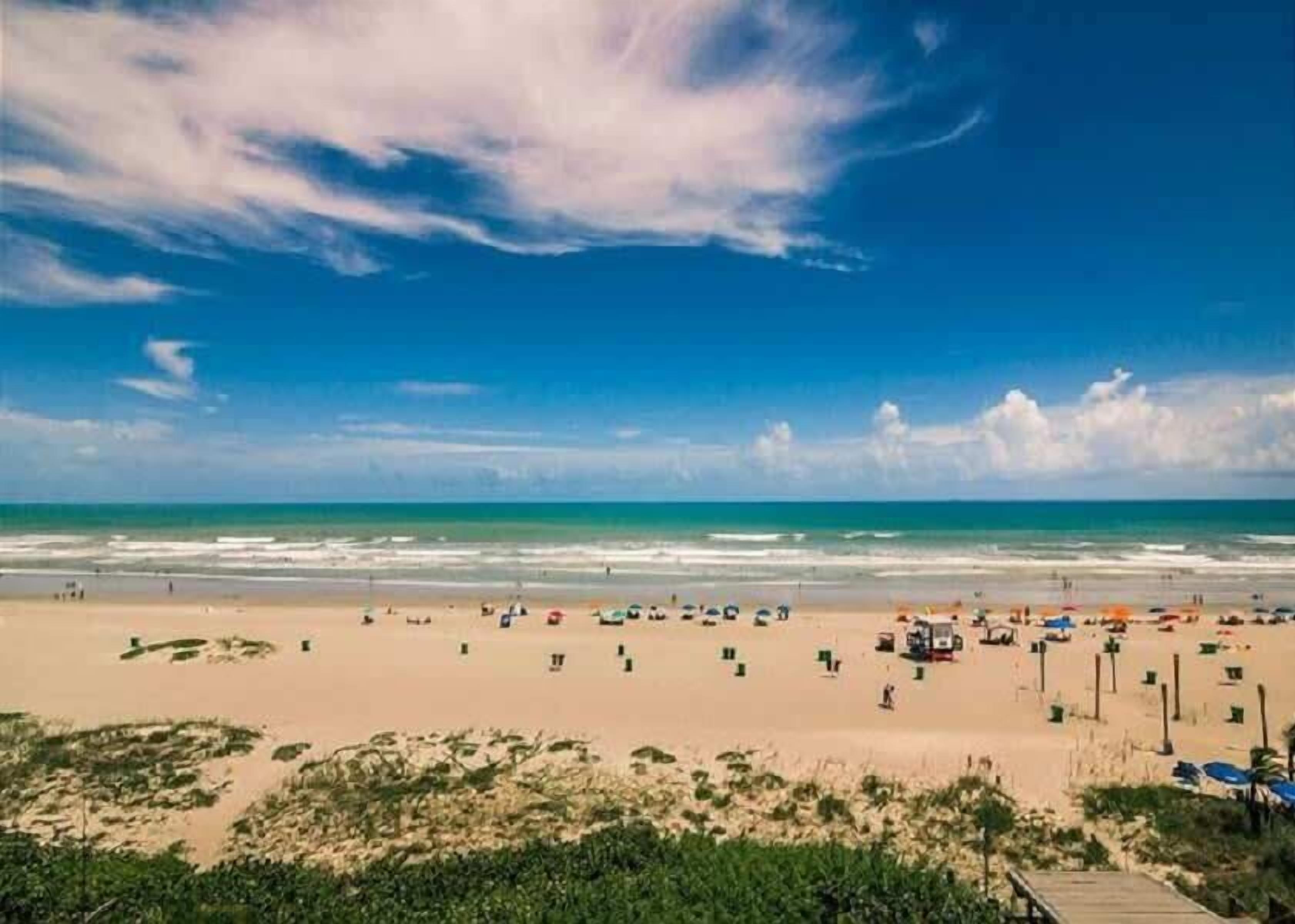 Playa en los alrededores, camastros y toallas de playa 