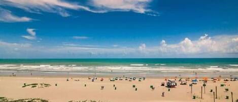 Tæt på stranden, liggestole, badehåndklæder