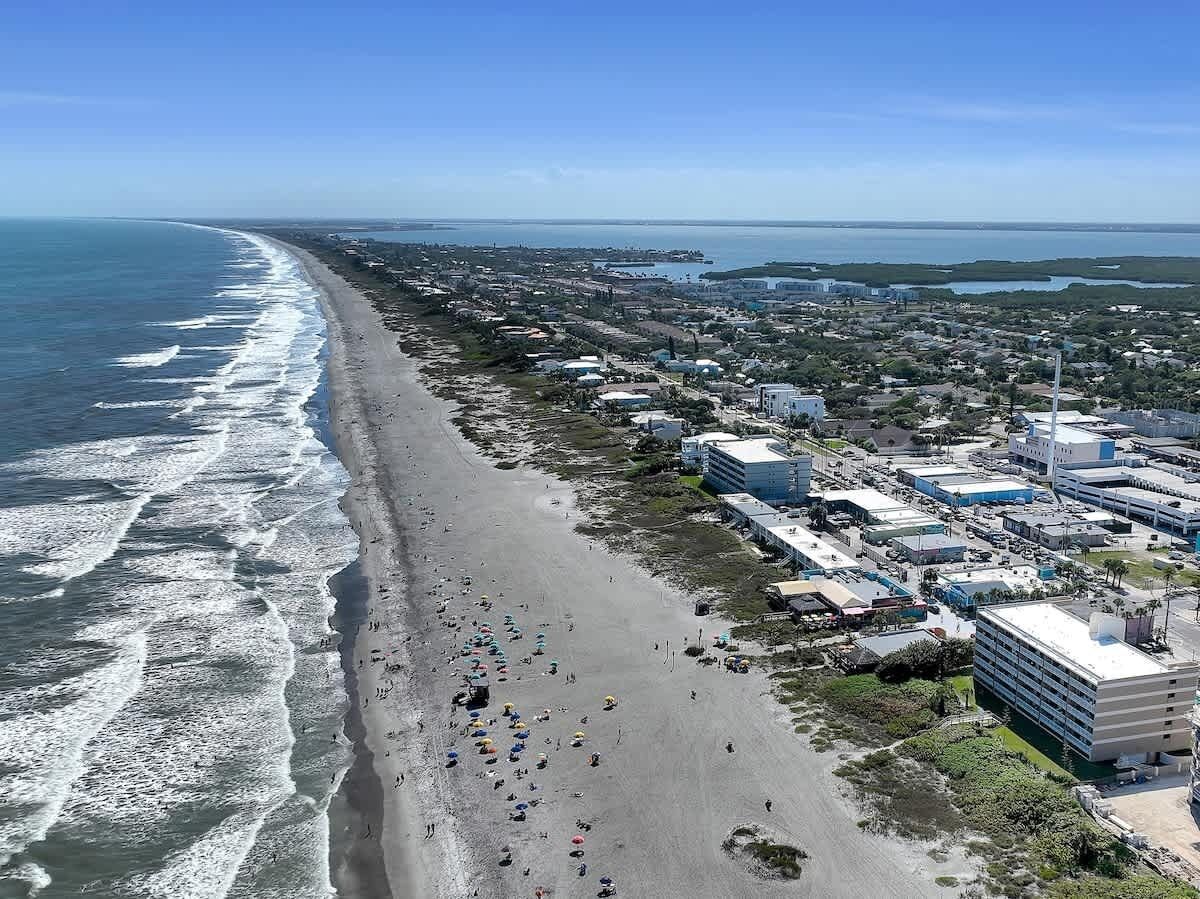 Beach nearby, sun-loungers, beach towels