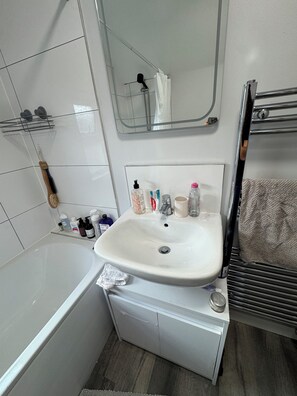 Séchoir à cheveux, serviettes fournies, papier de toilette