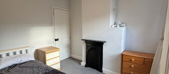 Single bedroom in shared house with garden view, for short stays only.