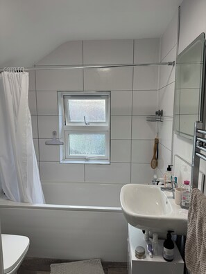 مجففات شعر، مناشف، ورق حمّام