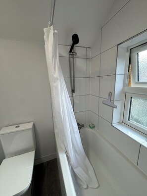 Séchoir à cheveux, serviettes fournies, papier de toilette