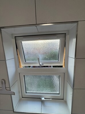 مجففات شعر، مناشف، ورق حمّام