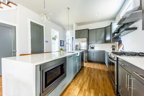 Réfrigérateur, four à micro-ondes, un four, surface de cuisson