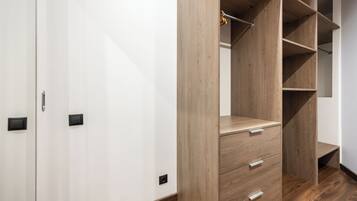 Apartment, Klimaanlage, Stadtblick | Verdunkelungsvorhänge, Bügeleisen/Bügelbrett, kostenloses WLAN