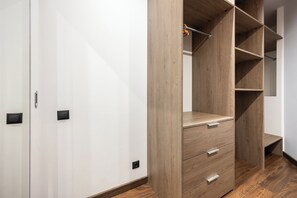 Departamento, aire acondicionado, vista a la ciudad | Cortinas blackout, tabla de planchar con plancha y wifi gratis 