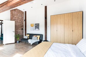 Appartement, airconditioning, uitzicht op stad | Verduisterende gordijnen, een strijkplank/strijkijzer, gratis wifi