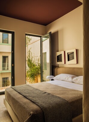 Apartamento con terraza y piscina privada | Ferros/tábuas de passar roupa, Wi-Fi de cortesia