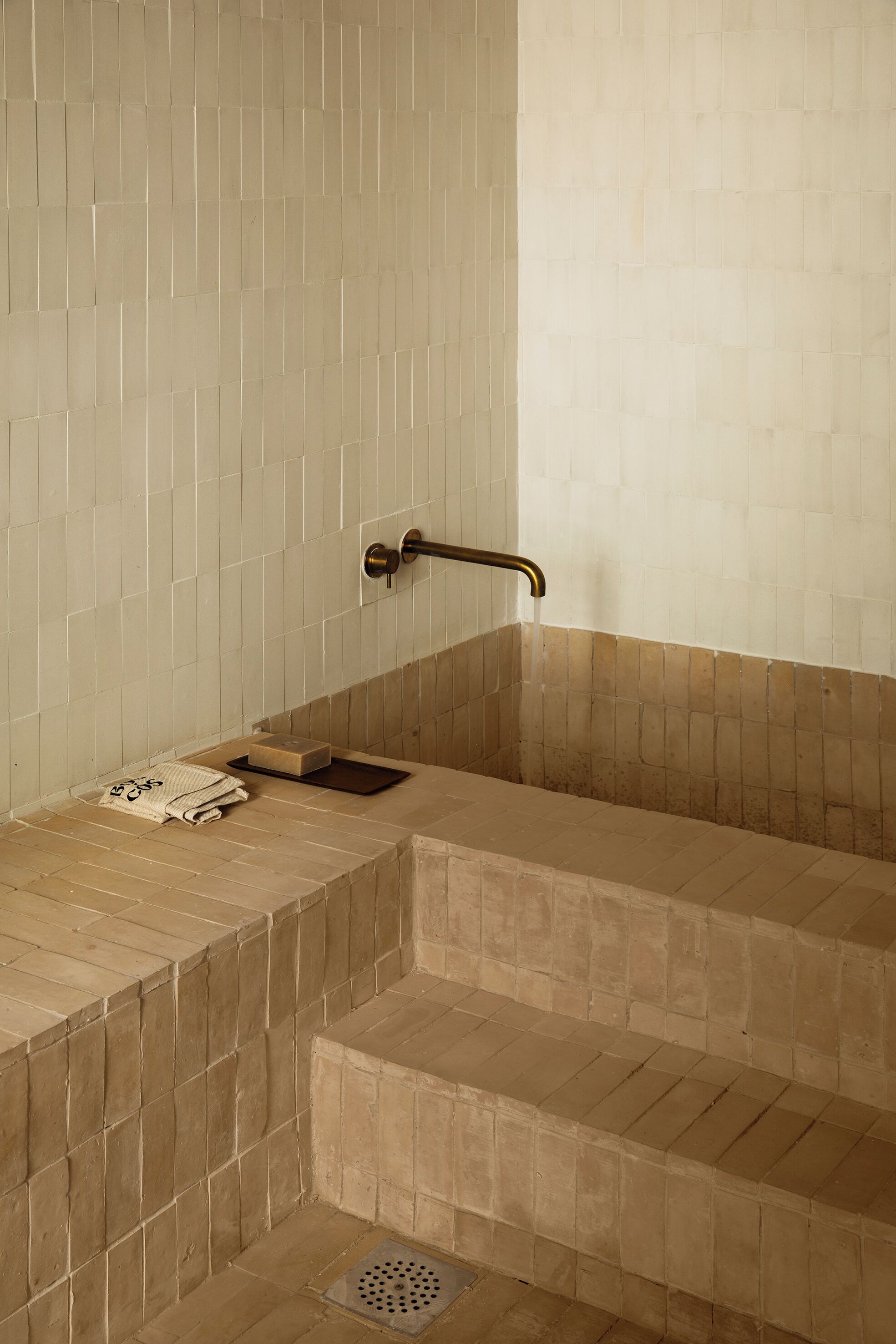 Une salle de bain avec une baignoire, une serviette et un porte-savon.